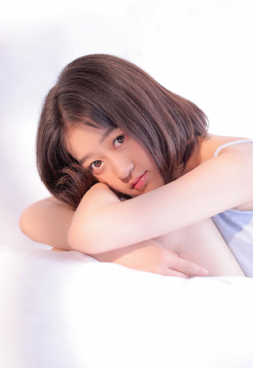 酥胸美女尤物吊带睡衣性感床照图片