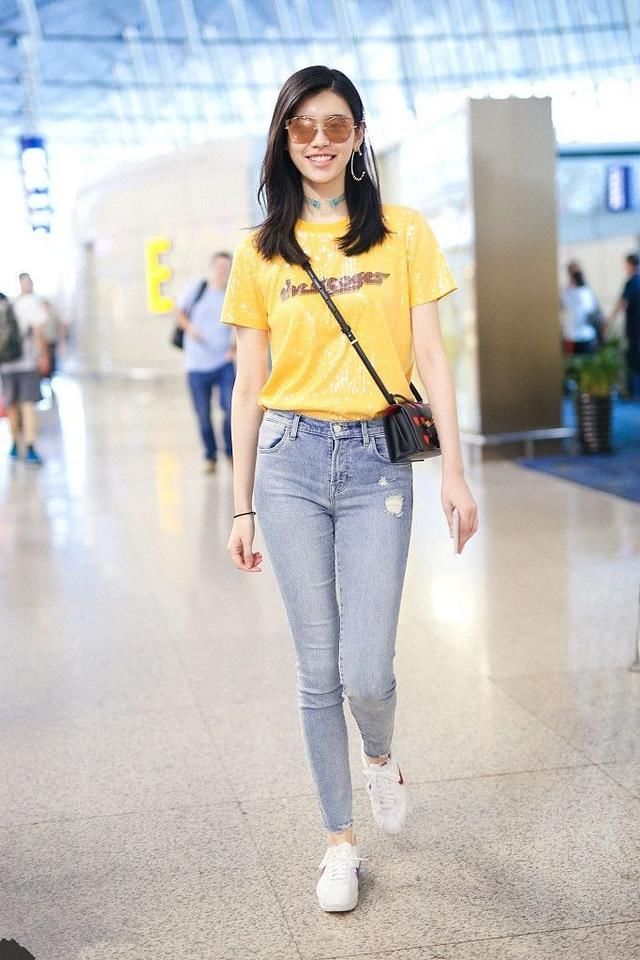 奚梦瑶这上衣感觉就像两块布拼着而已，网友：好怕发生尴尬的事！