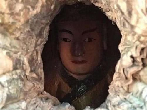 朱熹故居有一“树抱佛”，树里藏有一尊佛像，奇景至今成谜