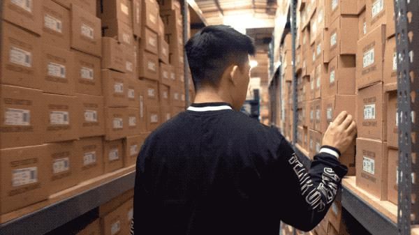  夏嘉欢：15岁创业，25岁称霸美国潮鞋圈，一双鞋18万，贝克汉姆儿子都光顾
