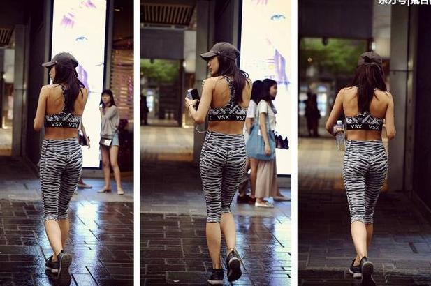 穿着瑜伽裤作为打底裤的姑娘，只看她的运动背心就知道她经常运动