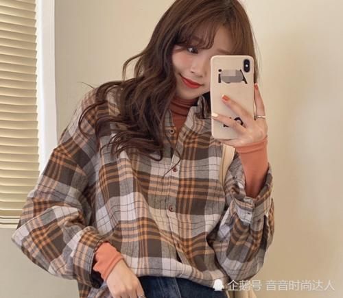 #瞧瞧#建议大家:春天别穿卫衣了,显胖,瞧瞧网红这样穿,美出新高度