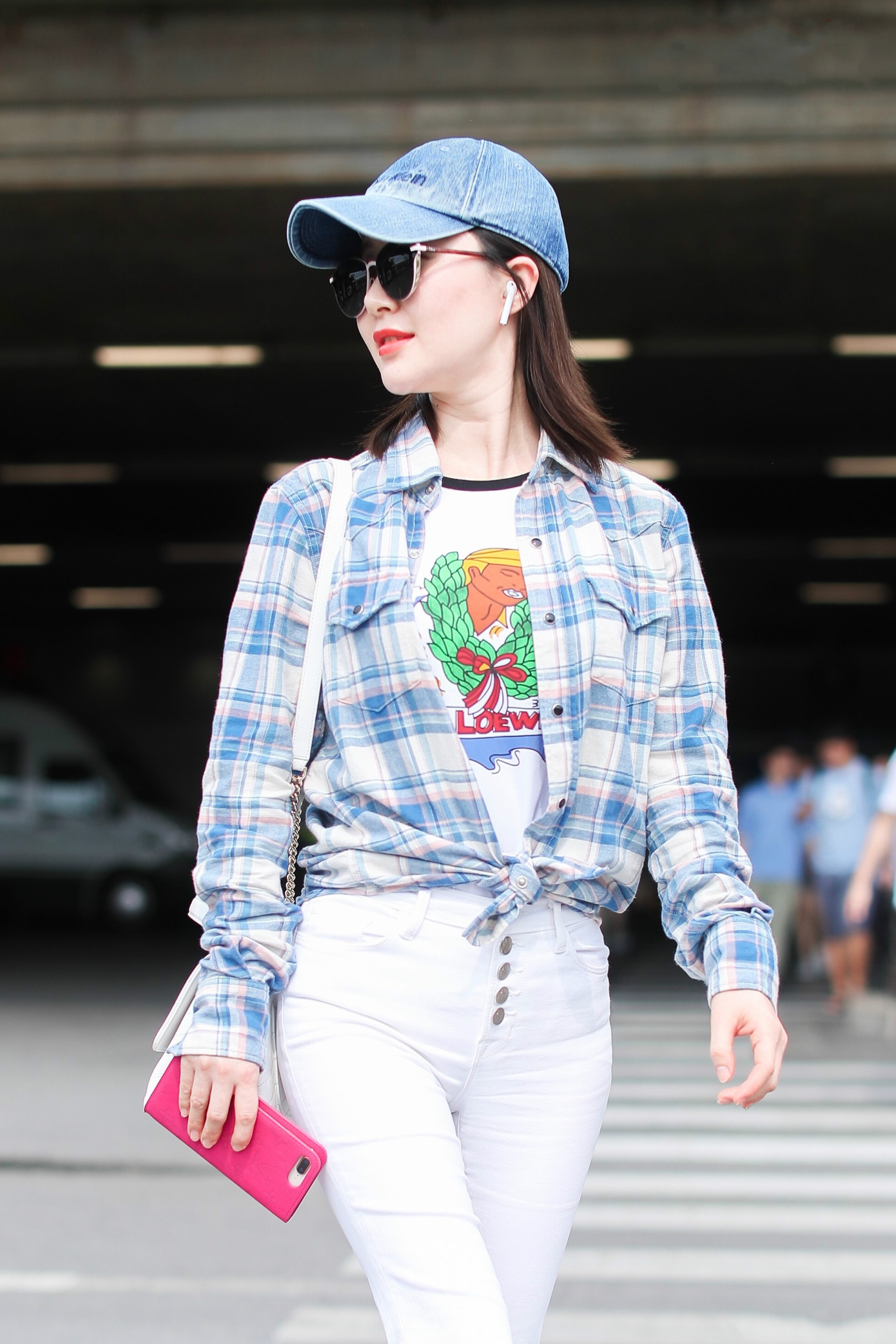 这么紧的裤子舒畅也硬穿，还能5颗扣子全系上，网友：逼死普通人