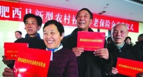 现在新农保一年交2000元，15缴满后退休每月能领多少钱？