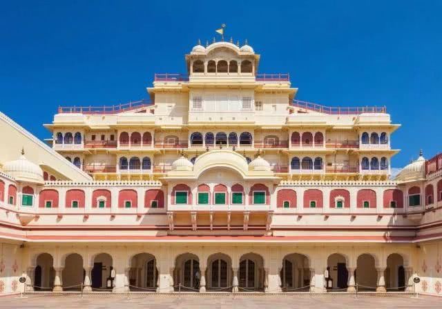 王子身价7亿，21岁有颜有才，请你住进他的皇宫，一晚 8000 美金