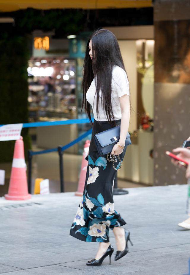 街拍：简单精致美丽的小姐姐，打扮时髦妩媚又抢镜！