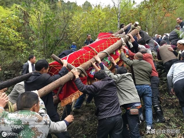 农村地区殡葬方式引热议，专家：推行火葬，老农：为何非得火葬！