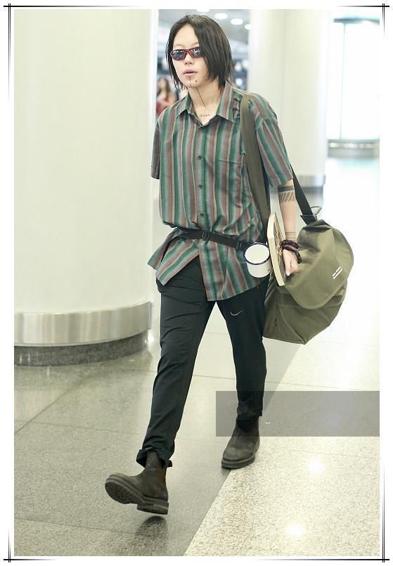 当窦靖童穿竖条纹衫撞上黄婷婷，才知道真女人和假小子差距有多大