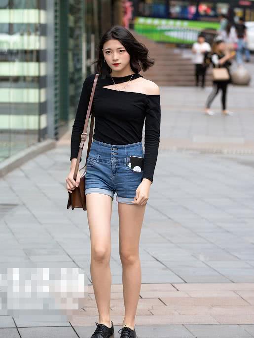 街拍：怪不得男人喜欢图二紧身裤美女，包裹极致好身材