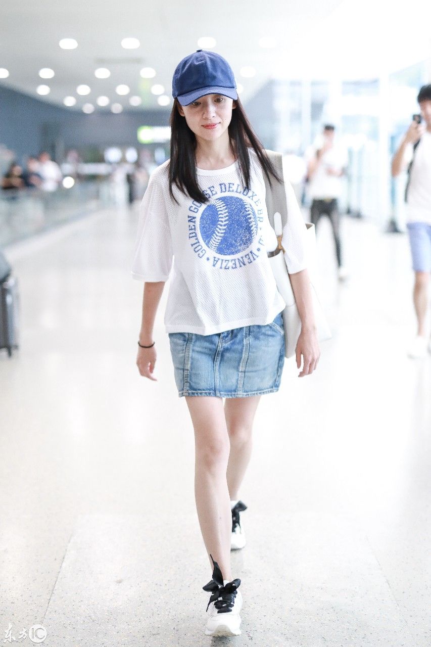 董洁现身机场，素颜很美