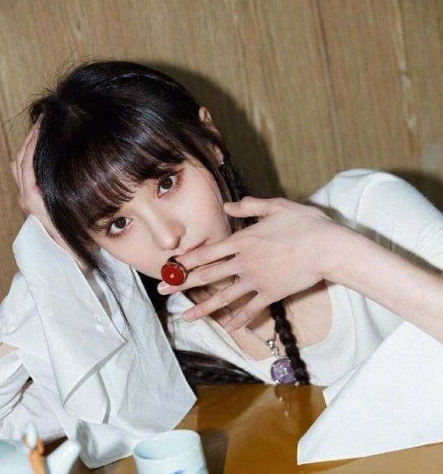  「脸上」脸上有这4个特征的女生，是典型“校花脸”，清纯可爱很招人喜欢
