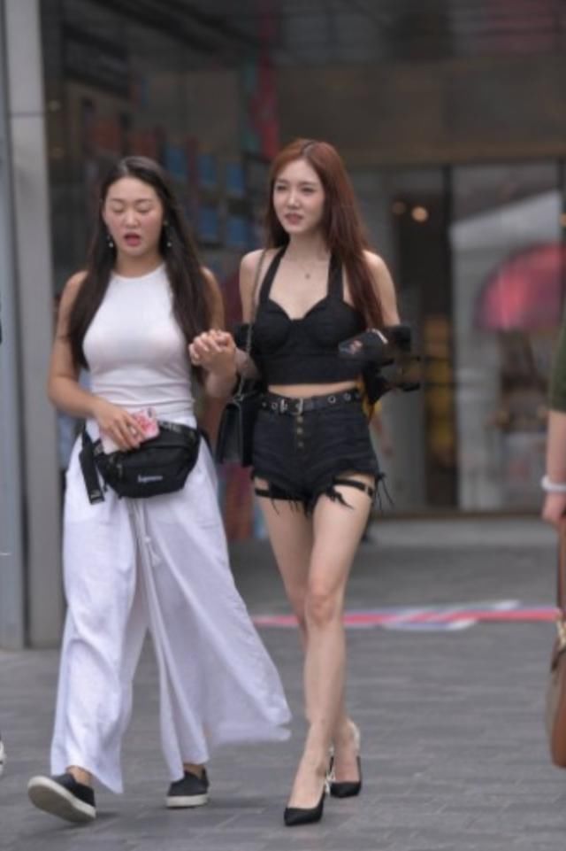 多图 有个有颜值,一个有身材!是你选哪个?