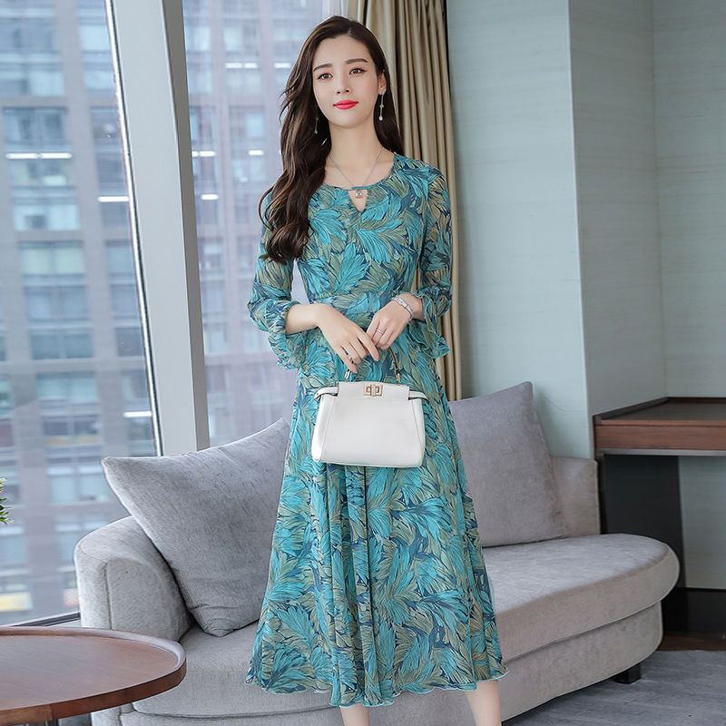 足足一天没眠，终于等到这“印花秋”裙，适合60后穿，超美腻