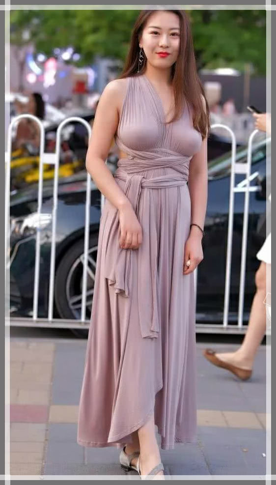 微胖女神穿性感礼服款款而来，气质出众引路人纷纷驻足观看