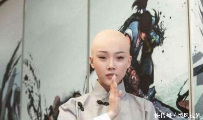 两位光头美女穿着时尚在海边嬉戏, 网友看后不淡定了!