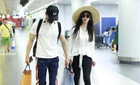 范冰冰拉着男友的手现身机场，情侣装抢眼，谣言不攻自破