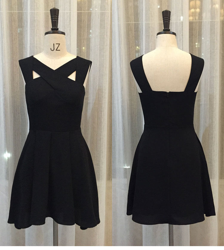 穿着“小黑裙”去约会,体现女生柔柔的气质,男友看的挪不开眼了