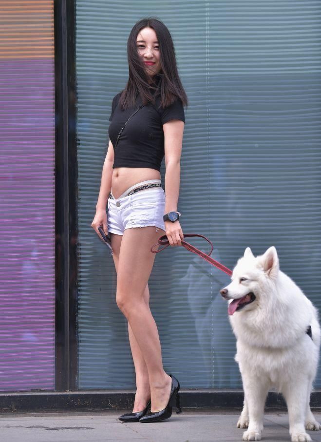 街拍:遛大狗的小姐姐，这狗真壮硕!