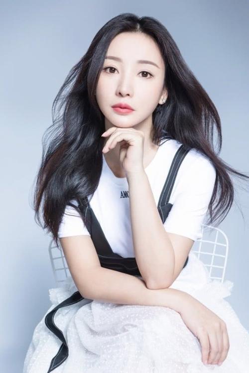 柳岩太明目张胆,把“泳衣”外穿就出门,这回头率百分之百啊!