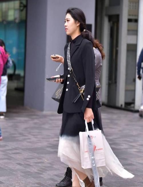  『气质』街拍：如花似玉的小姐姐，一条粉色的连衣裙，时尚优雅气质迷人