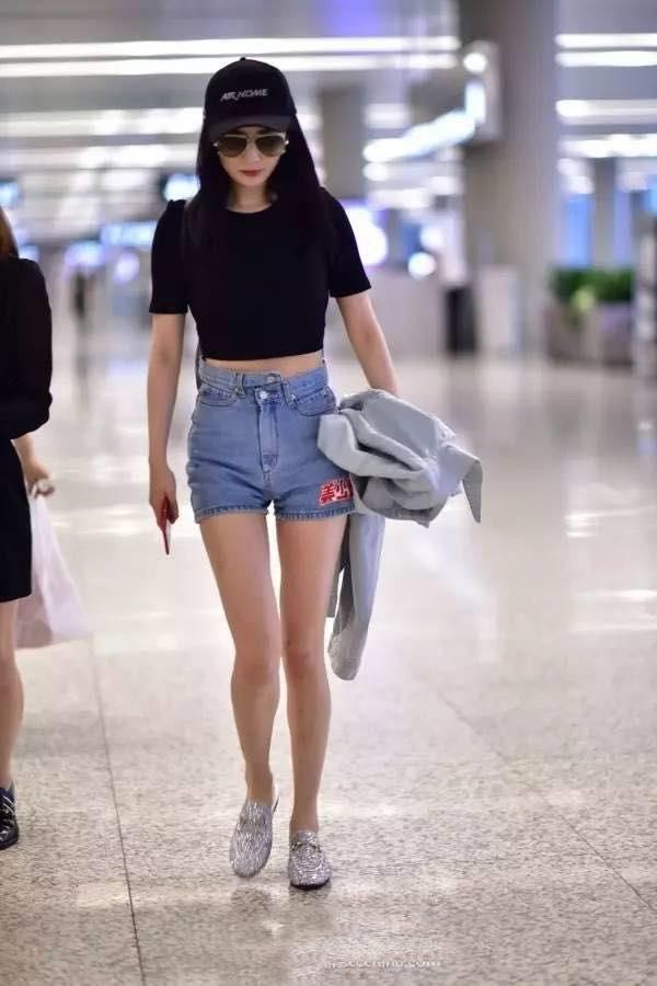 没有杨幂的筷子腿，就不要穿短裤出门了:冯提莫就是血的教训!