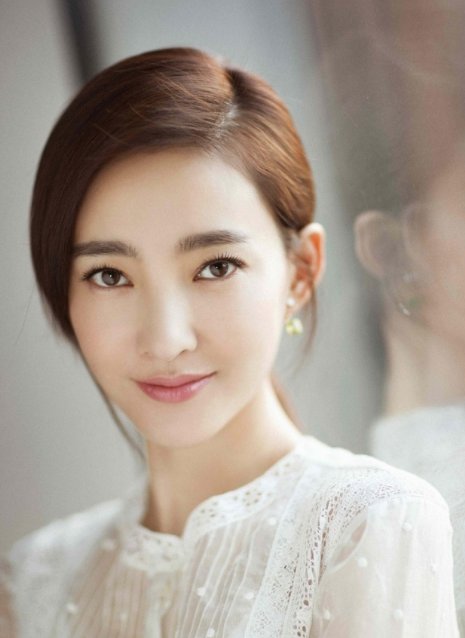 王丽坤白色蕾丝薄纱长裙出席活动 优雅精致