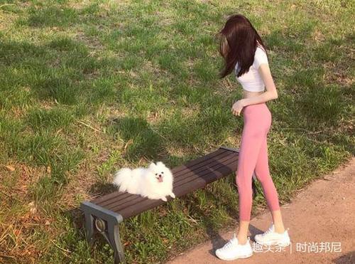 魔鬼身材的打底裤美女，衬出美丽的自信感，穿出精彩！