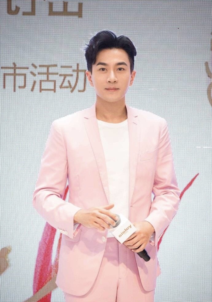 刘恺威现身未P照竟像小鲜肉，皮肤油亮光滑比杨幂还要好