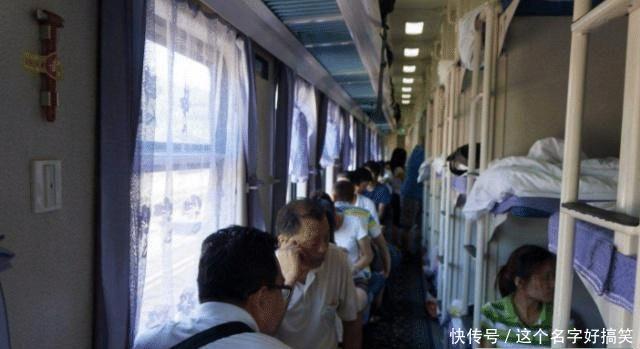外出旅游,为啥有人买火车卧铺,也不坐高铁?游客:对比就明白了