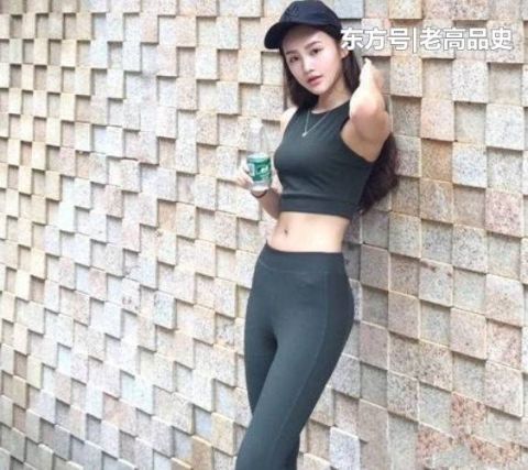 「美女」街拍:时尚甜美的紧身打底裤美女,展现出美女的纤细腰身