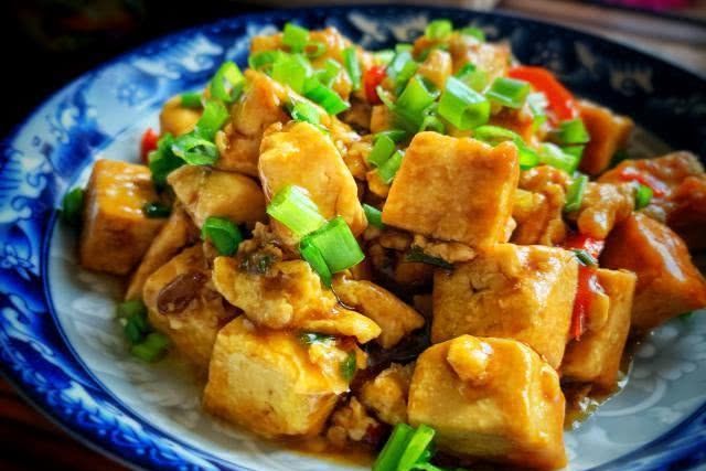  「中倒入适量」嫩豆腐别直接下锅炒，多做一步，豆腐鲜香滑嫩，比吃肉还过瘾