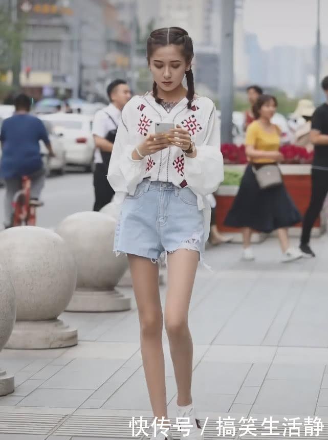 点心:小姐姐因出门太急抹粉不均匀,穿热裤秀出“阴阳腿”,长点心吧!