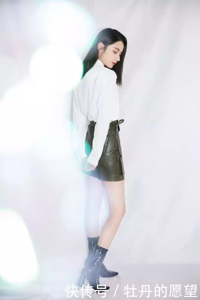 手支撑地面■十分惹人怜爱,身材好的像仙女,28岁代斯面容姣好