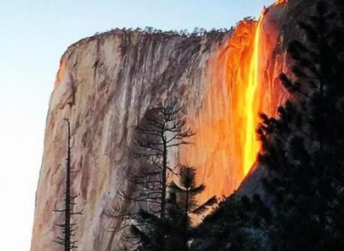 世界上最“罕见”的瀑布，犹如火山爆发岩浆飞溅，一年只出现10天