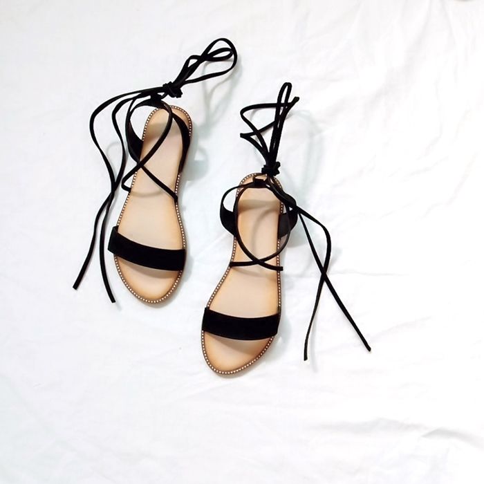 过时凉鞋别穿了，绑带凉鞋缠绕脚腕间，玉腿修长白嫩，性感撩人