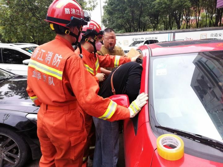 【卡在车窗】金华女子探头进车内拿东西，被车窗卡往，司机的后续操作也很神