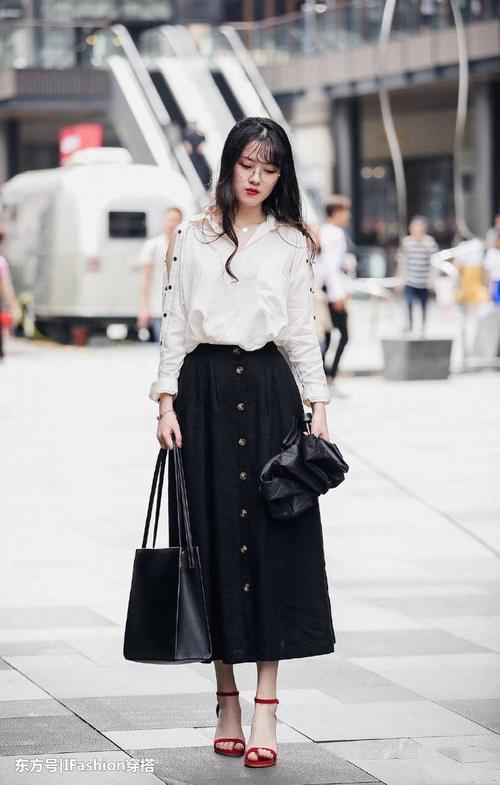 街拍：美女搭配一件绑带连衣裙，背影实在是太性感