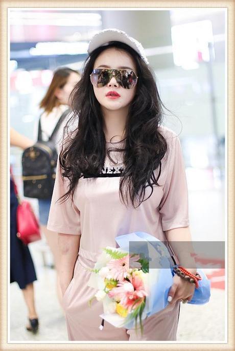 冉莹颖终于赢了一回，穿露脐装撞上庄思明，网友：还是睡衣更吸睛