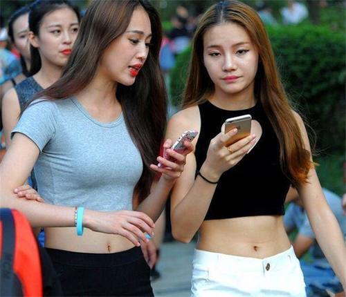 街拍美女：身姿飒爽的牛仔裤美女，搭配有道，展现出曼妙曲线！