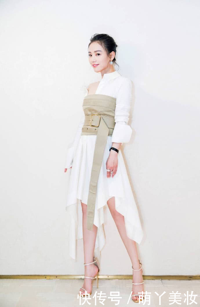 马思纯嫌牛仔裤太窄,故意把裤脚剪开叉,不仅不丑还显高10cm!