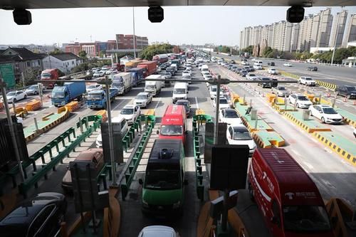  [人工车道]全国高速公路切换新系统首日：ETC收费车道通畅，人工