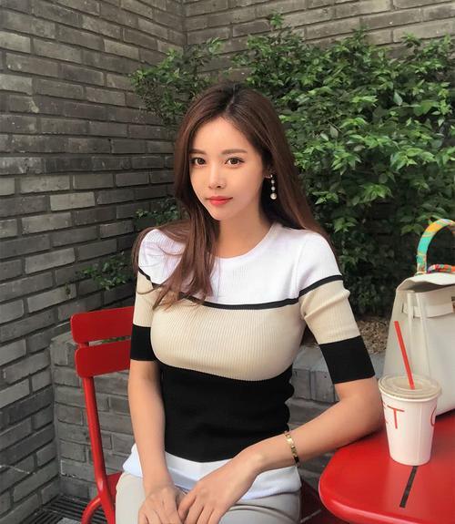 紧身牛仔裤这么搭配才好看，尽显随性洒脱的帅气！