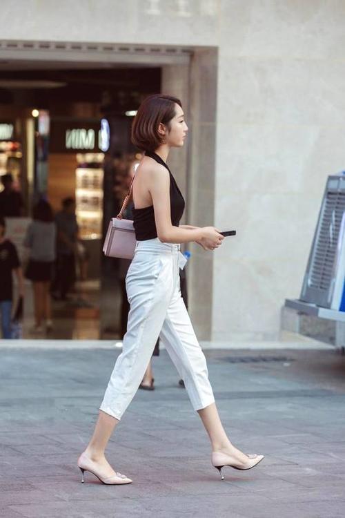 街拍：身材微胖的美女可能更适合包臀裙，时尚性感显身材！