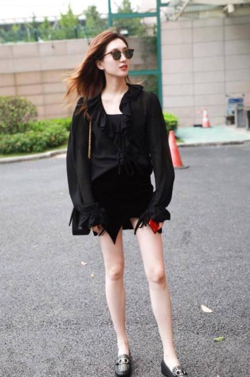 江疏影的腿已经够长了，还将短裙剪开叉，网友：一般人不敢这么穿