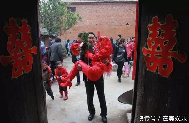  「彩礼」同样是嫁女儿，城市流行给陪嫁，农村却“攒劲”收彩礼