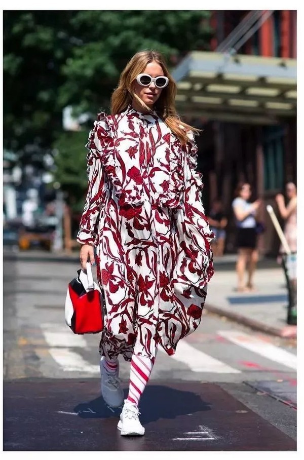 穿着相同鞋子 只有袜子能代表你的个性了