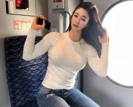 街拍：气质甜美的紧身小姐姐，显得特有女人味