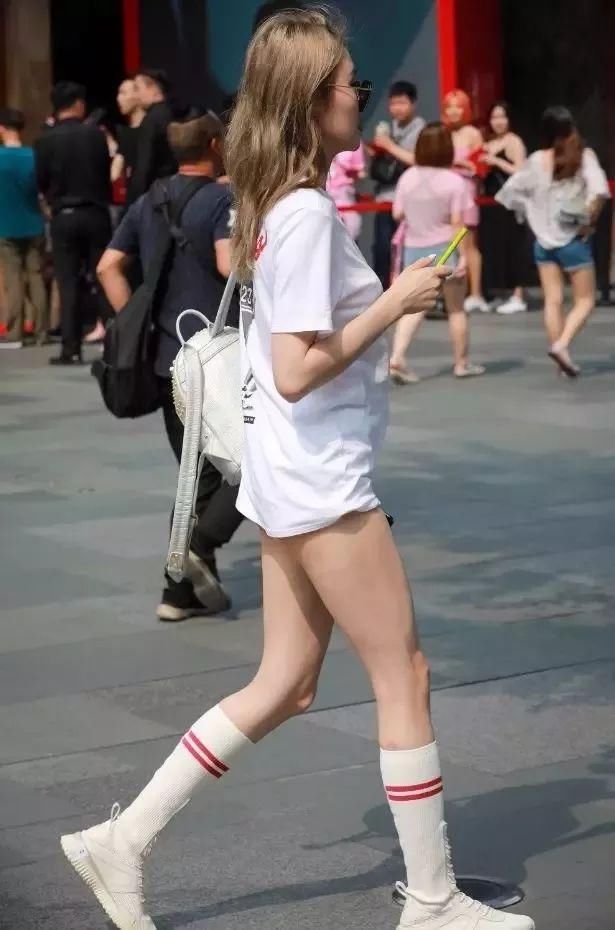 街拍:乍一看心花怒放，短裤隐藏的很好哟