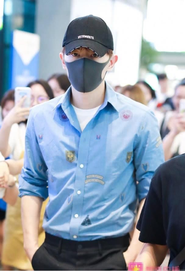 邓伦仅仅穿了条西装裤，竟气场全开潮流到炸，就算被抓拍也帅到晕