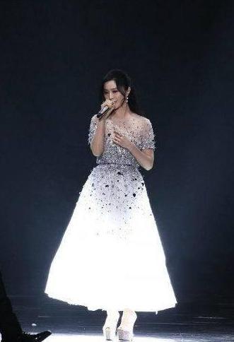 范冰冰薄纱裙明艳动人，未修图好显胖，网友：没有对比就没有差距